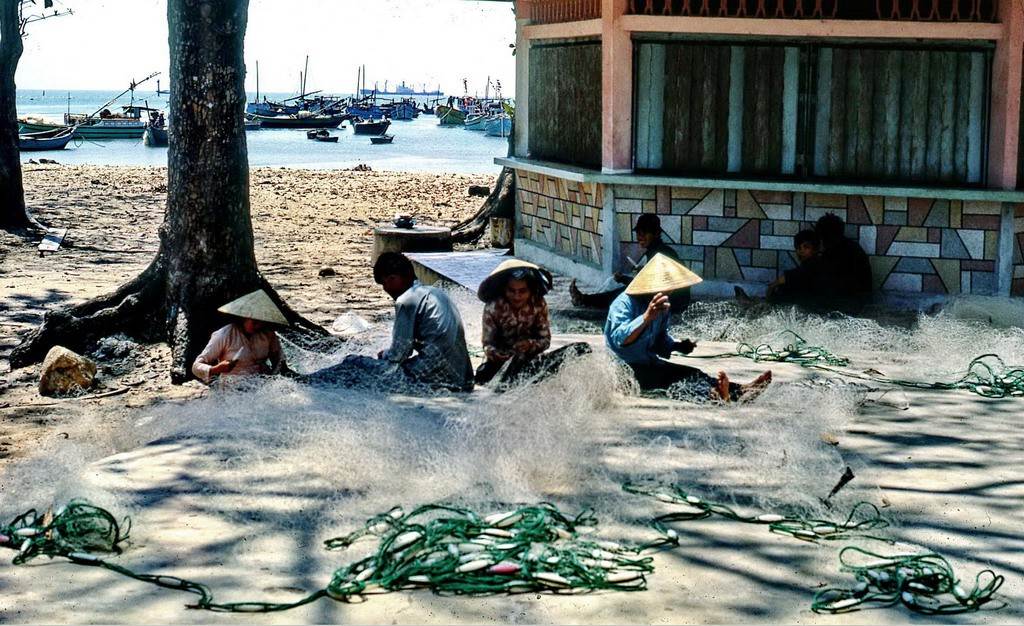 Ngư dân sửa lưới đánh cá ở Bãi Trước.