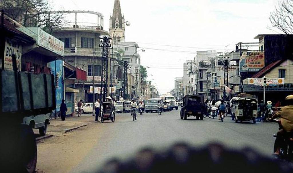 Đường Hai Bà Trưng với nhà thờ Tân Định ở phía xa, khoảng cuối thập niên 1960. Ảnh: 6thofthe31st.com.