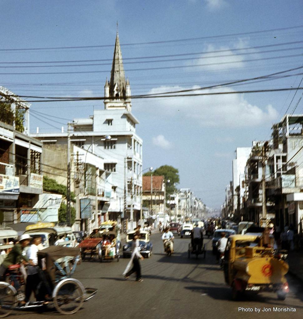 Đường Hai Bà Trưng và nhà thờ Tân Định năm 1972. Ảnh: John Morishita.