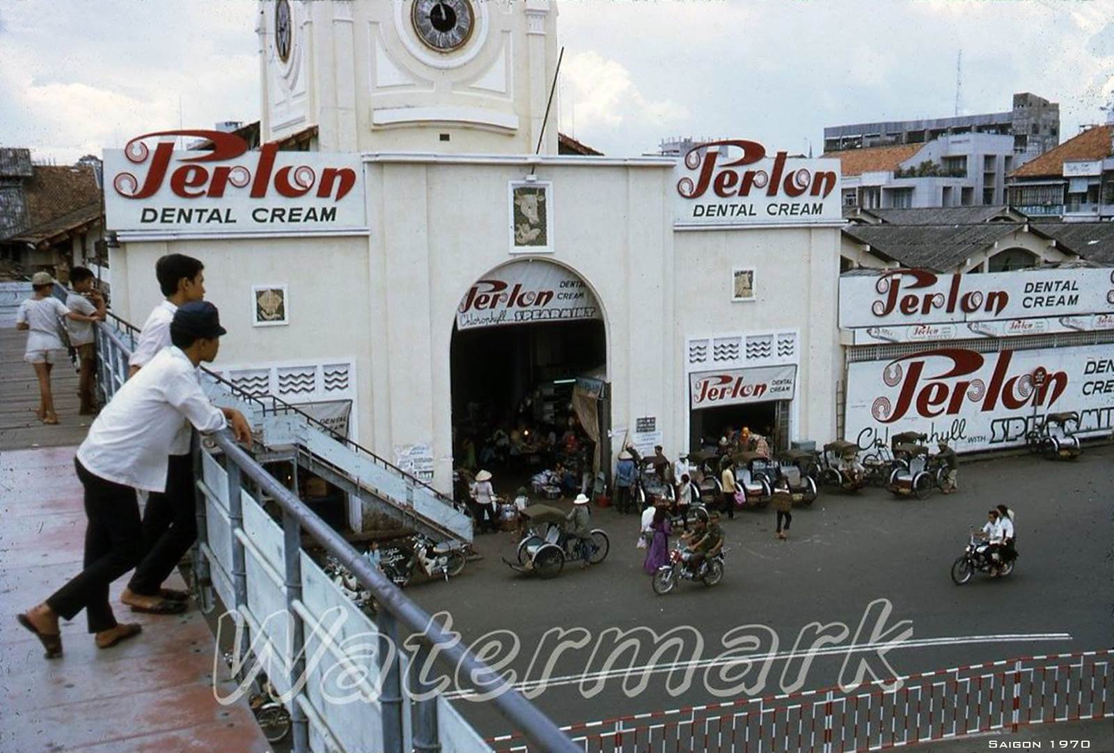 SAIGON 1970 - Chợ Bến Thành nhìn từ tên cầu vượt bô hành