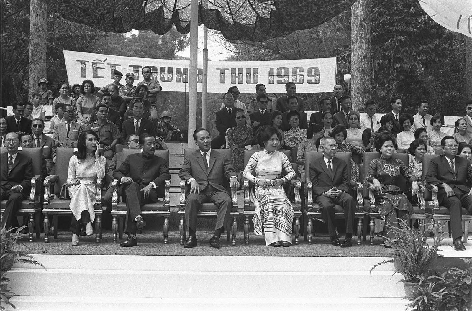 Tết Trung Thu 1969 - Các nhà lãnh đạo VNCH vui tết Trung thu với thiếu nhi tại vườn Tao Đàn Saigon