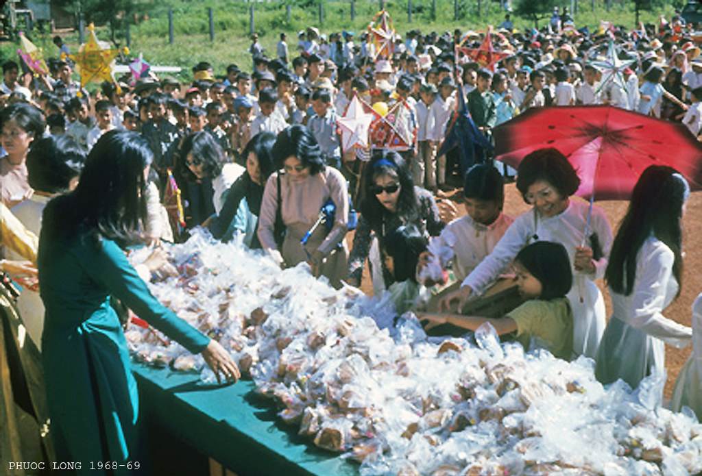 Phước Long 1968-69. Chuẩn bị kẹo để phát cho những đứa trẻ đang xếp hàng phía sau