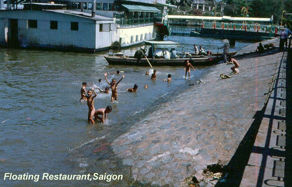 Hồi xưa nước sạch, trẻ em bơi lội khu vựcgần nhà hàng Mỹ Cảnh, Ảnh chụp những năm 1962 – 1963. Ken Schumacher