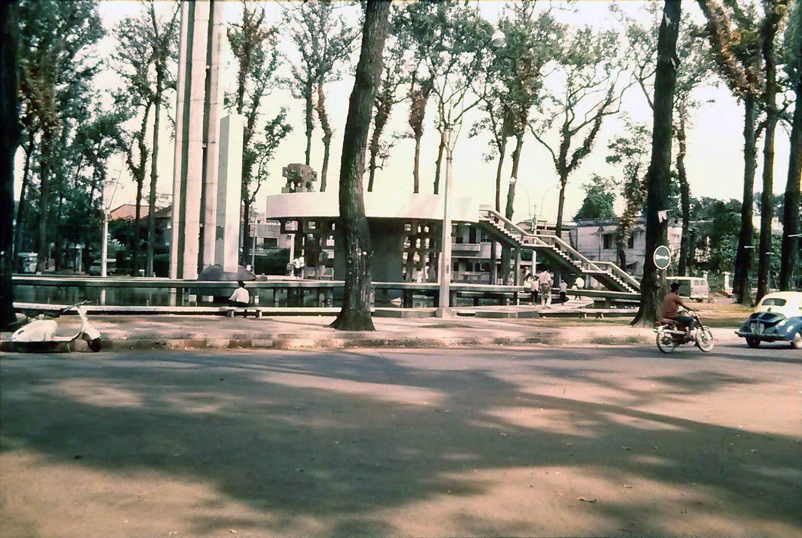 SAIGON 1971 - Vòng xoay Công trường Quốc Tế (Hồ con rùa). Ảnh Mạnh Hải