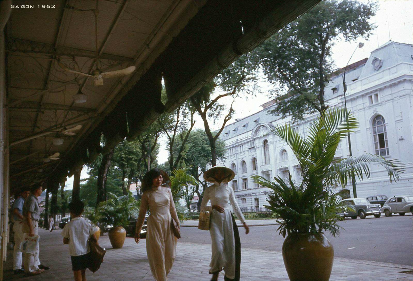 Hai thiếu nữ mặc áo dài tản bộ trên đường Tự Do (nay là Đồng Khởi)