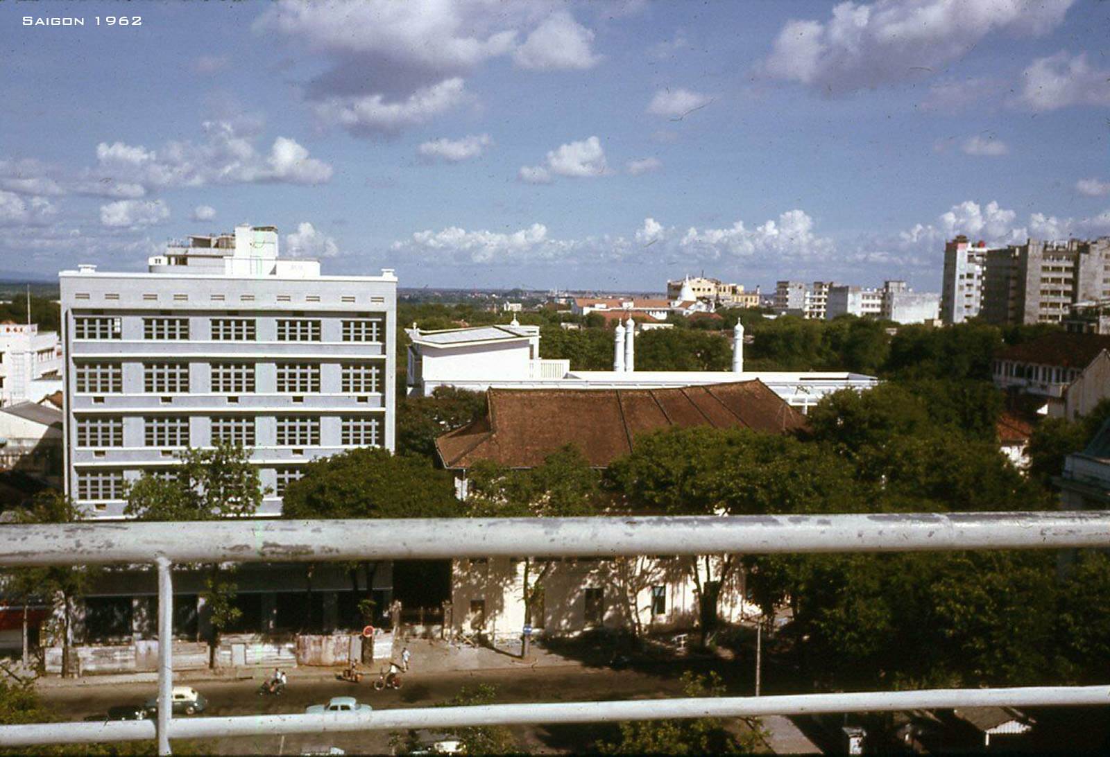 Một góc Sài Gòn nhìn từ sân thượng Brinks Hotel