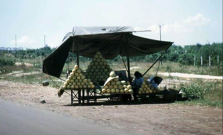 Người dân thường mang trái cây bán ở dọc đường quốc lộ, ảnh năm 1968