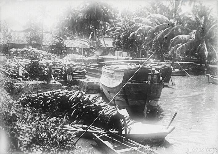 Củi gôc khai thác ở địa phương sau đó tập kết trên sông để vận chuyến đến các khu vực trong Sài Gòn và một số khu vực lân cận khác