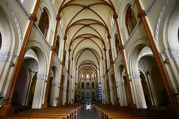 Kiến trúc bên trong nhà thờ Đức Bà 