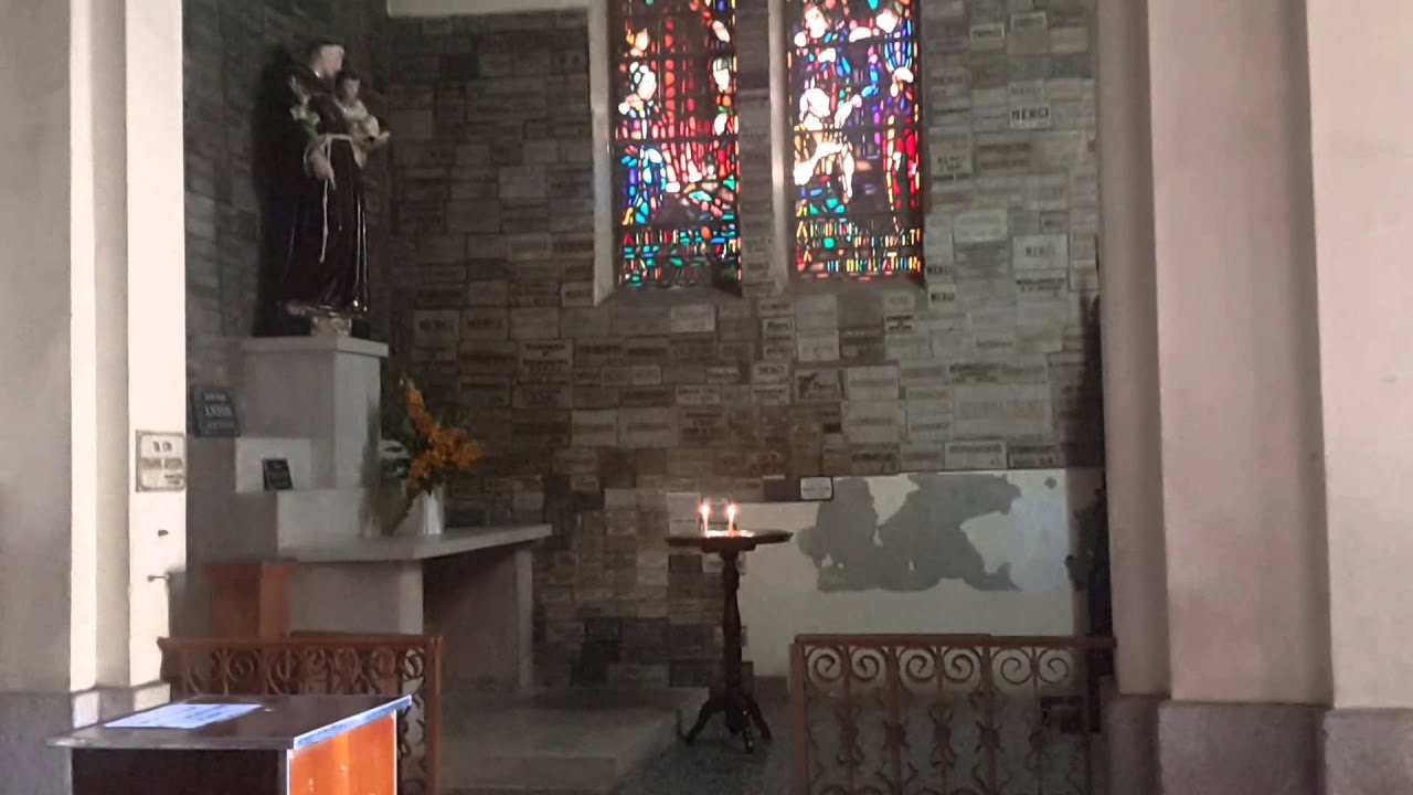 Một góc cầu nguyện bên trong Nhà thờ