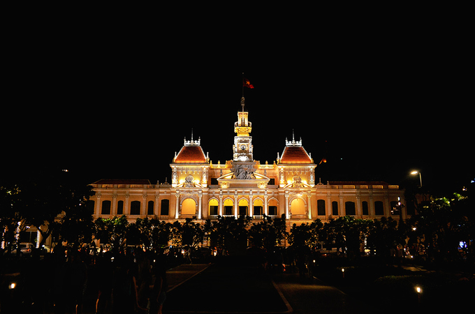 Hình ảnh lung linh của trụ sở UBND TP Hồ Chí Minh về đêm