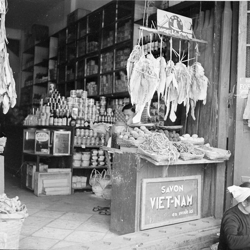 Cảnh sinh hoạt thường ngày trong một gian chợ nhỏ ở Sài Gòn năm 1950.