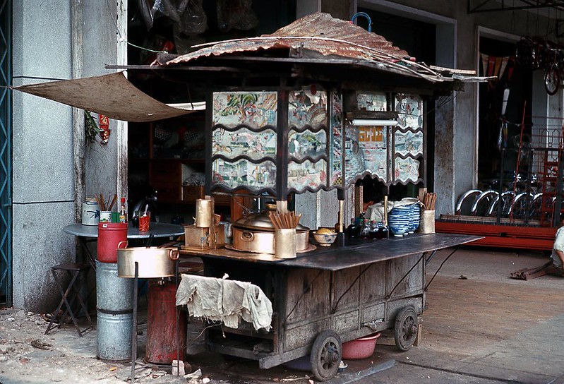 Sài Gòn tháng 6 năm 1969. Xe hủ tiếu ở Chợ Lớn. Ảnh của Brian Wickham.