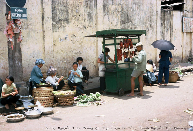 Xe bán vịt quay, heo quay, phá lấu của người Hoa ở đường Nguyễn Thời Trung Q5, cạnh ngã tư Đồng Khánh - Nguyễn Tri Phương