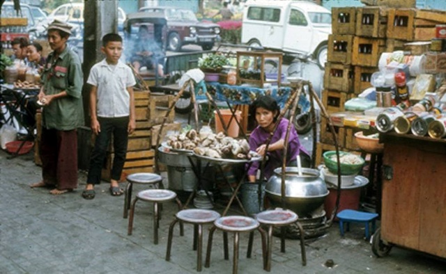 Gánh hàng cháo lòng bán tại chợ hoa, Sài Gòn 1971