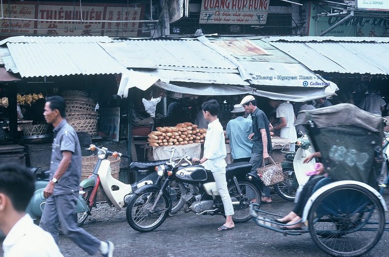 Sài Gòn 1969 - Hàng bánh mì ở đường Hàm Nghi