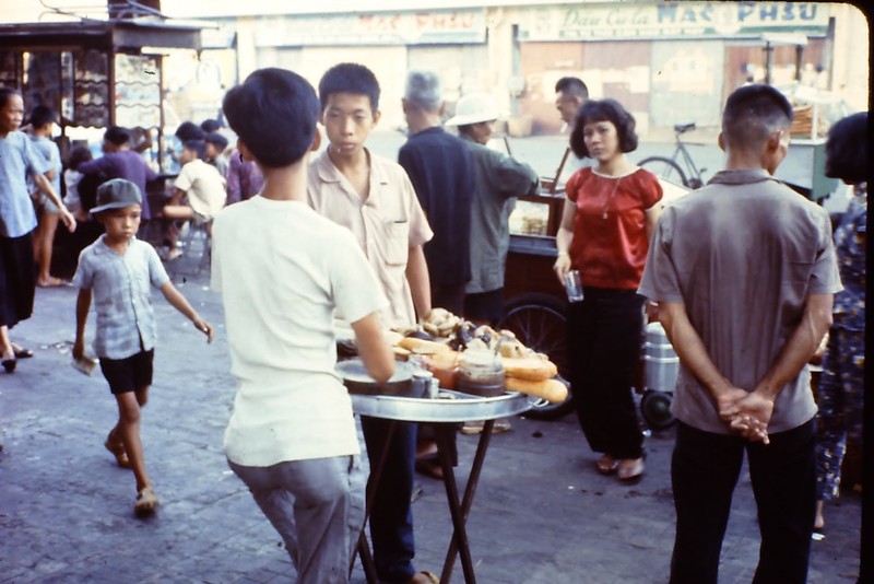 Bánh mì phá lấu - Chợ ở Sài Gòn 1966. Ảnh của Lloyd 
