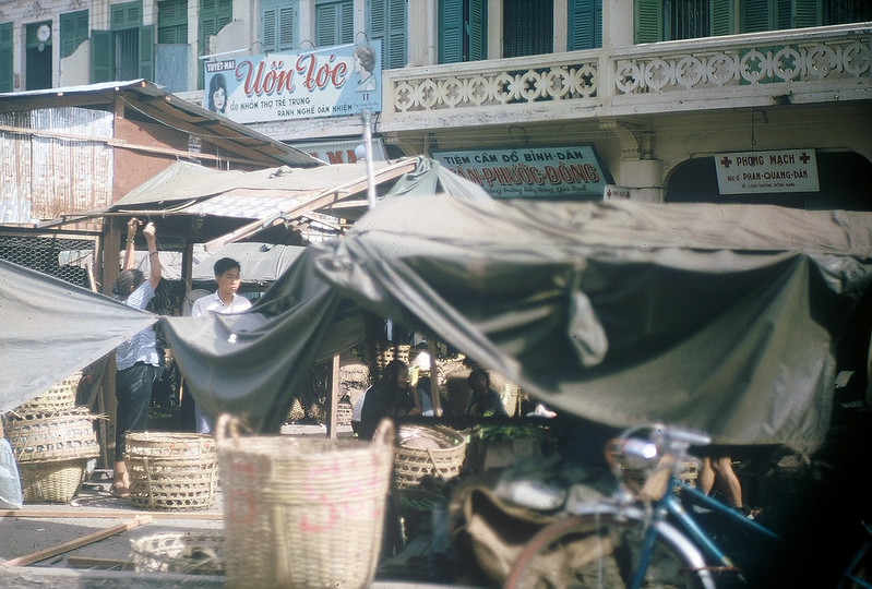 Chợ Bà Chiểu - Công trường Hồng Bàng, tỉnh Gia Định năm 1965. Trong ảnh có bảng hiệu Phòng mạch của BS Phan Quang Đán tại số 15 Công trường Hồng Bàng, gần phía trước chợ Bà Chiểu. 