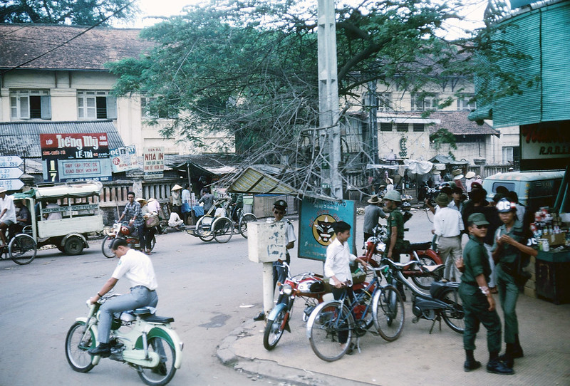 Góc đường Bạch Đằng-Lê Quang Định, phía trước chợ Bà Chiểu năm 1969. Ảnh: Dr. William Bollhofer