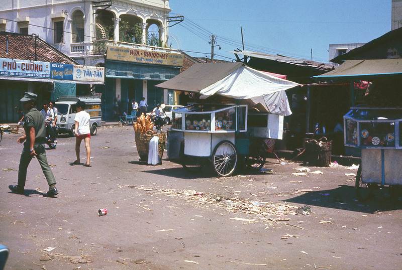 Chợ Bà Chiểu. Dãy phố buôn bán trên đường Bùi Hữu Nghĩa, bên hông chợ Bà Chiểu 1971-1972