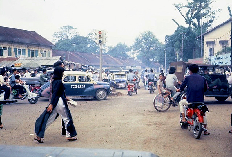 Sài Gòn 1960s - Công trường Hồng Bàng (tỉnh Gia Định) phía trước chợ Bà Chiểu, là giao lộ của 4 con đường: Bạch Đằng, Chi Lăng, Bùi Hữu Nghĩa, Lê Quang Định