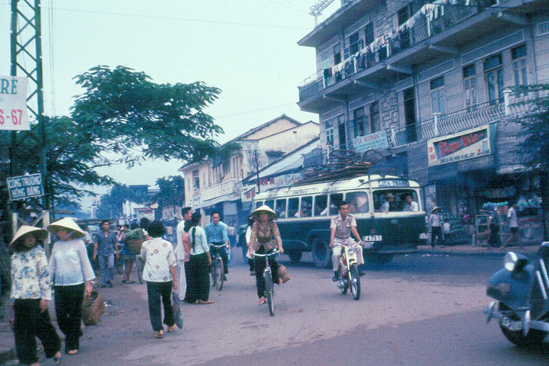 Sài Gòn 1965-1967 - Góc Lê Quang Định - Bạch Đằng, phía trước chợ Bà Chiểu. Ảnh: Bill Russell