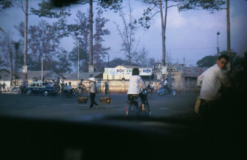 Ngã ba Lê Văn Duyệt - Chi Lăng năm 1967-1968 (phía trong tường rào là trường Nam sinh Lê Quang Định). Ảnh: Bob Diamond