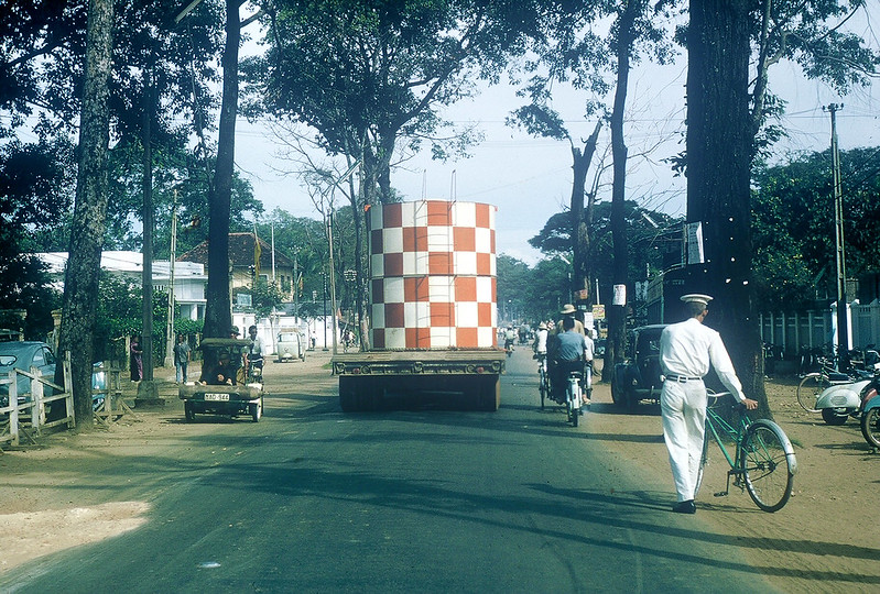 Đại lộ Chi Lăng (tỉnh Gia Định) - 1965, với TY CÔNG CHÁNH nằm ở góc đường Chi Lăng - Hoàng Hoa Thám. Ảnh chụp bởi Gary Mathews