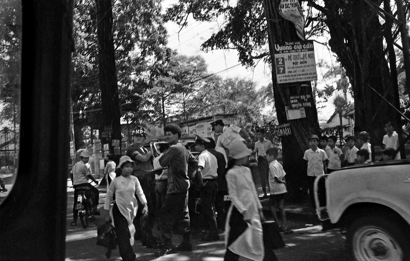 Đường Chi Lăng, năm 1971, bên trái là ngã ba Chi Lăng - Lê Văn Duyệt. Ảnh: Conrad Leighton 