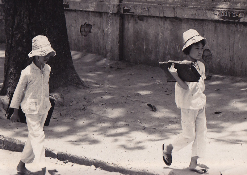 Học sinh trên đường Chi Lăng 1971. Ảnh: Larry Steve Crain