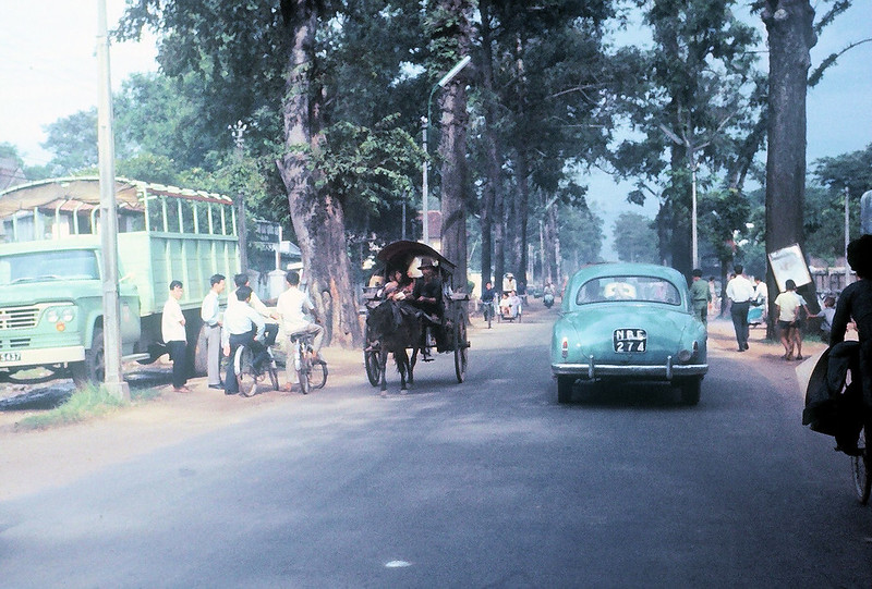 Đại lộ CHI LĂNG, Gia Định 1965 (nay là đường Phan Đăng Lưu). Bên trái bức ảnh, phía sau xe tải là Bót Hàng Keo, ngày nay là Công An Quận Bình Thạnh. Ảnh chụp bởi Gary Mathews.