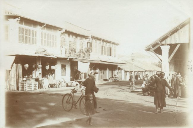 Con đường bên hông chợ cá, nay là đường Châu Văn Liêm. Ở đầu đường này thời thuộc địa có một khu chợ cá khá lớn.