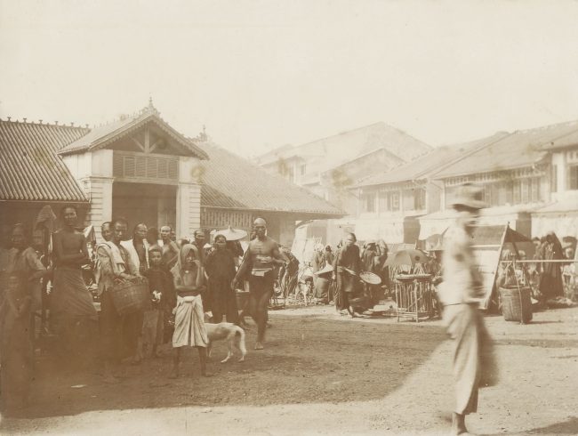 Họp chợ ở khu chợ cũ của Chợ Lớn năm 1902. Khu nhà chợ trong ảnh ngày nay là Bưu điện Chợ Lớn trên đường Hải Thượng Lãn Ông.
