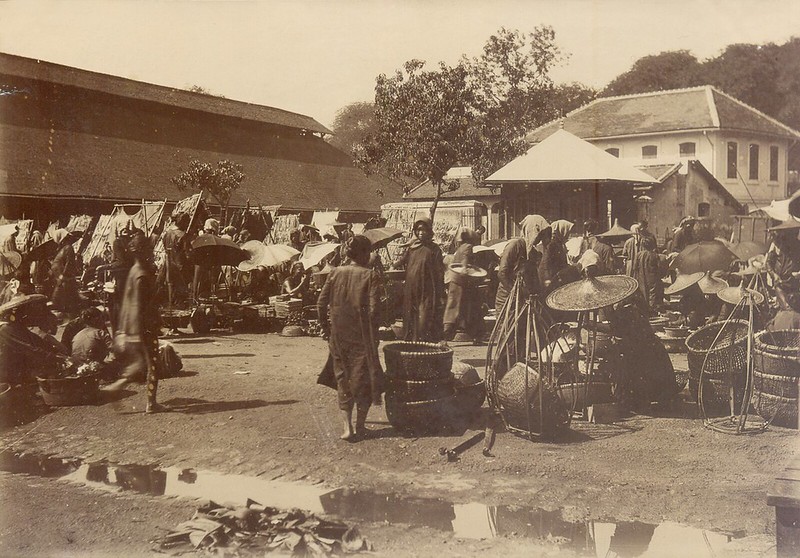 Sài Gòn 1902 - Chợ cũ. Con đường phía sau nhà 2 tầng bên phải là Rue d'Adran, nay là đường Hồ Tùng Mậu