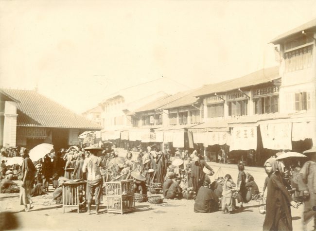 Con đường bên hông chợ Lớn cũ, ngày nay là đường Nguyễn Thi.