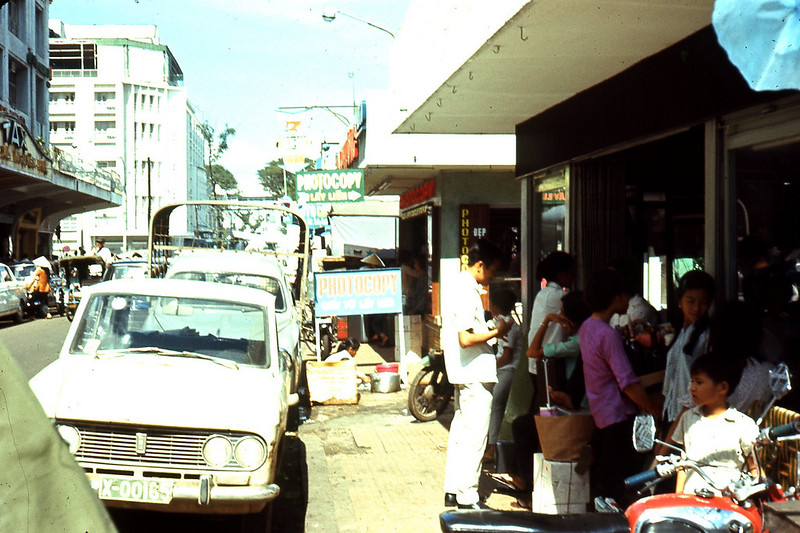 Đường Nguyễn Huệ năm 1970, các kios trước thương xá Tax.