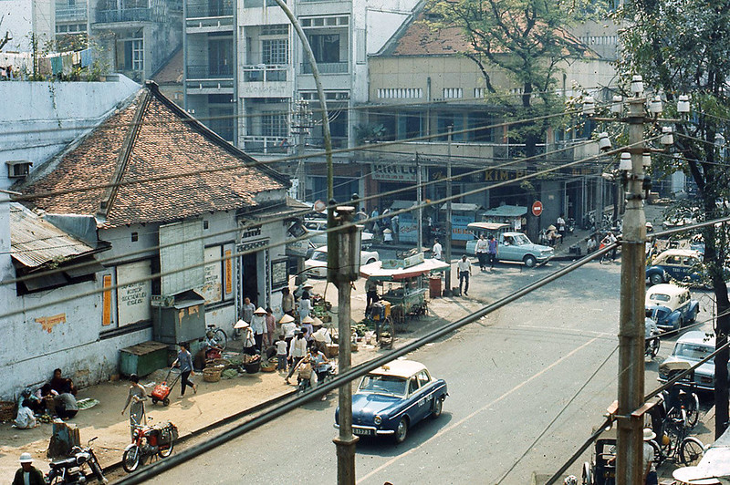 Sài Gòn 1970 - đường Trương Công Định, ngã tư Trương Công Định - Lê Thánh Tôn, nhìn từ sân thượng của chùa Ấn Giáo.