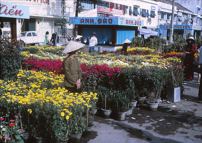 Chợ hoa Tết trên đường Nguyễn Huệ -1970