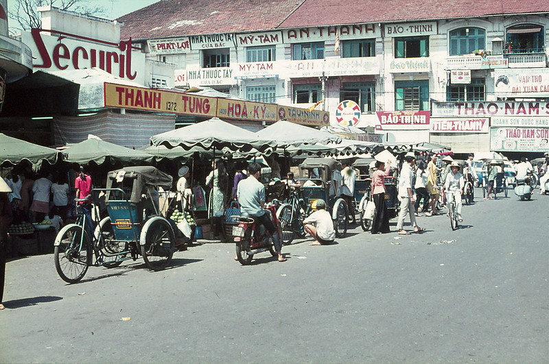 Chợ Bến Thành năm 1971 - Khu bán trái cây đường Lê Thánh Tôn