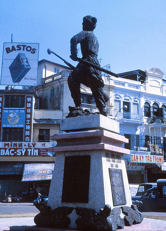 Sài Gòn - Chợ Lớn 1970 - Tượng Phan Đình Phùng phía trước Bưu Điện Chợ Lớn - Ảnh: Sandy1618