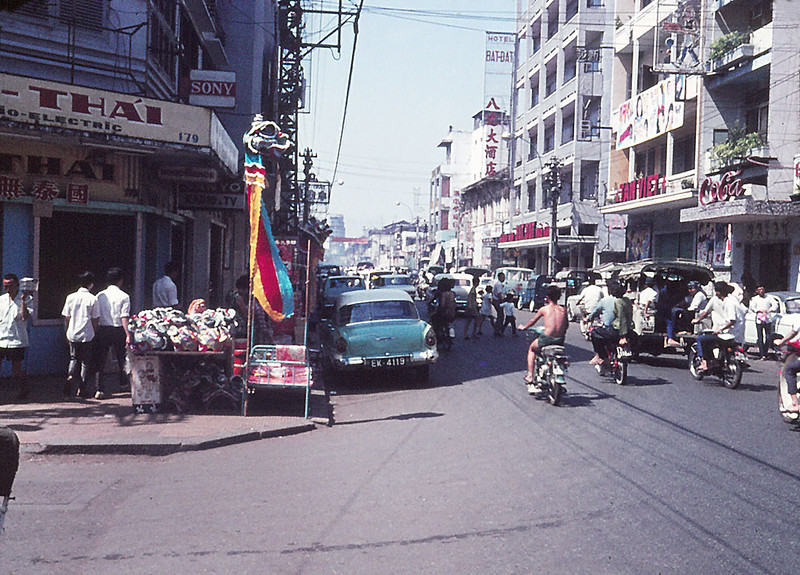 Sài Gòn - Chợ Lớn 1970 - đường Đồng Khánh (chụp từ ngã ba Phan Phú Tiên - Đồng Khánh). Bên phải là nhà hàng Bát Đạt, rạp Tân Việt, rẽ trái là rạp Lệ Thanh.